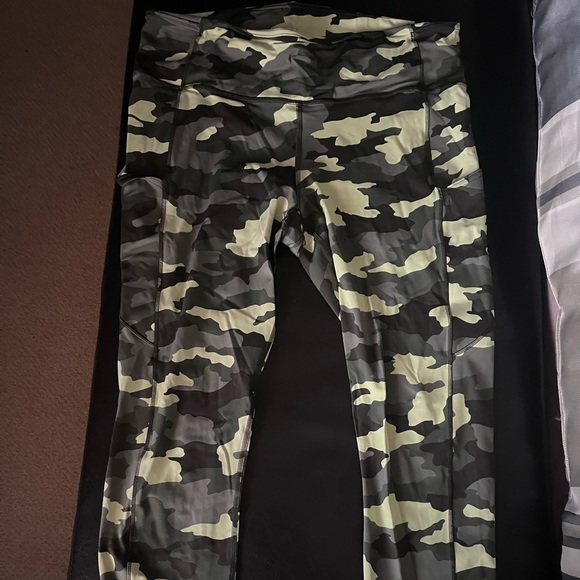 Lulu lemon 3/4 yoga pant size 12 - Picture 3 of 3